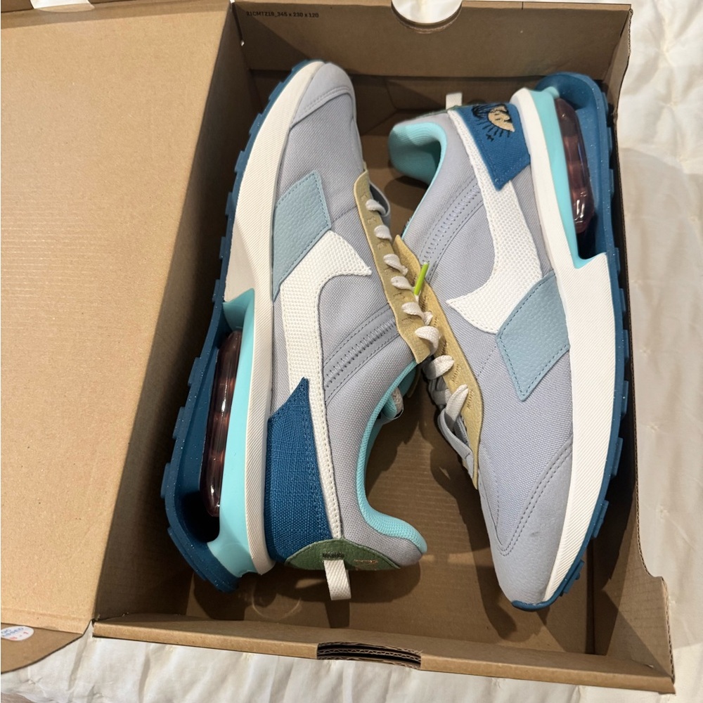 Men’s Nike Air Max pre day se . Blue and White Sneakers